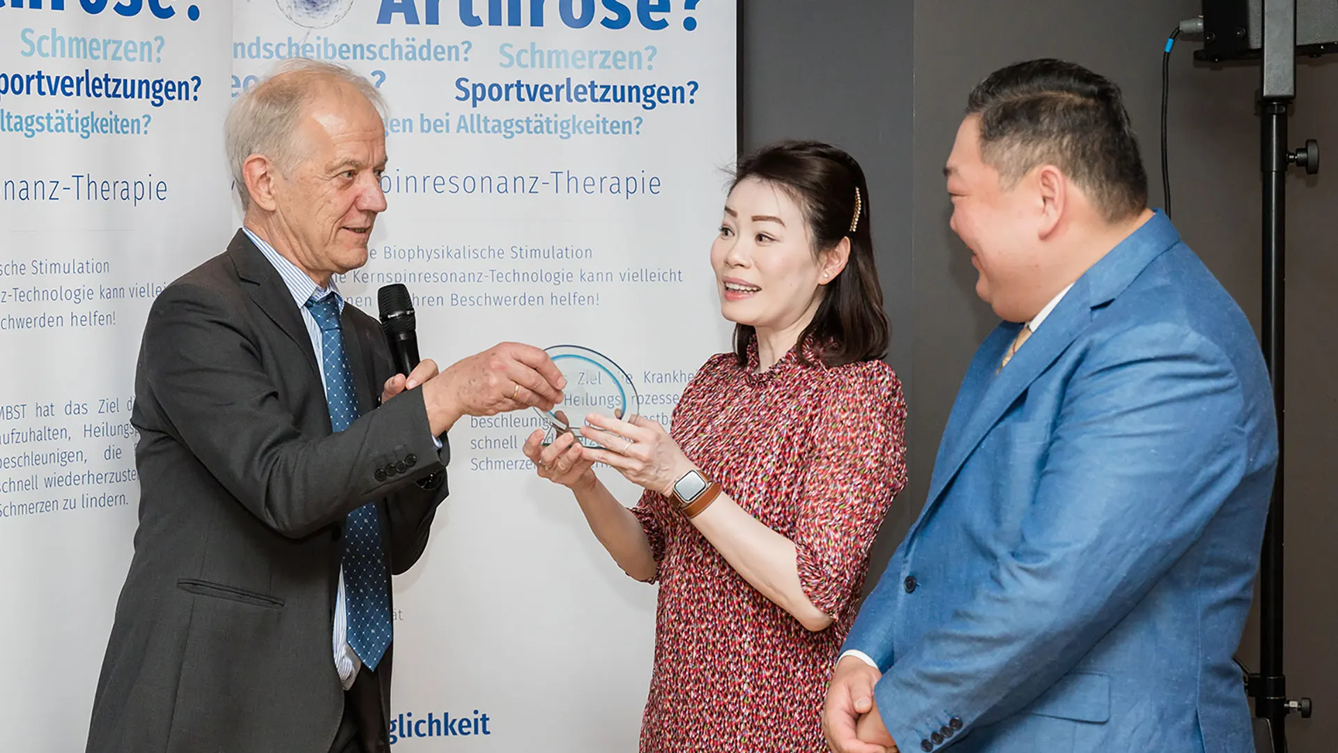 MedTec Medizintechnik CEO A. Muntermann überreicht Award an den exklusiven MBST Kernspinresonanz Master-Lizenzpartner für außerordentlich erfolgreiche Anwendung und Verbreitung der MBST Therapie