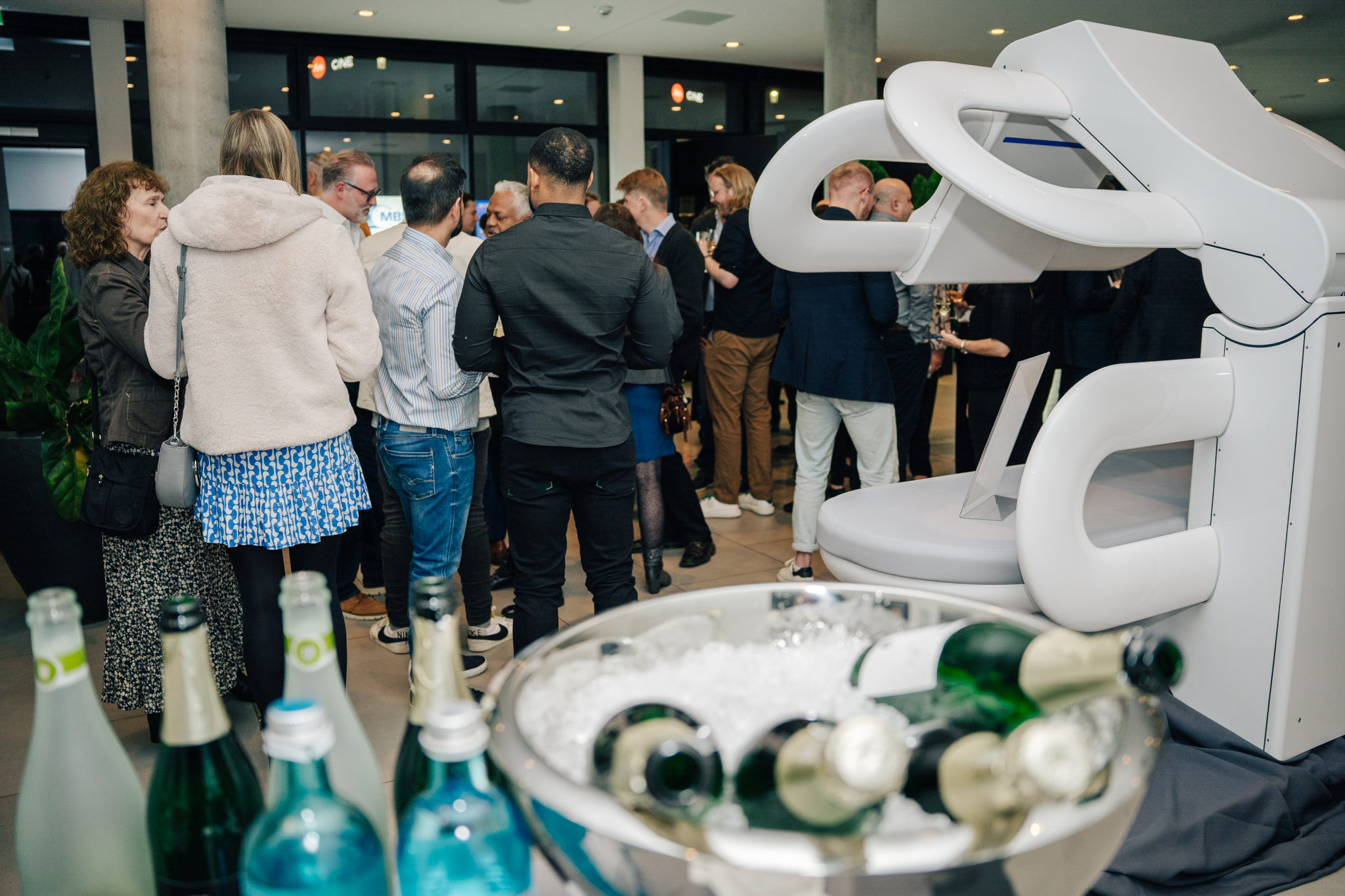 Sektempfang im Foyer des Ernst Leitz Hotels, auch im Bild MBST-Therapiegerät der neuesten Generation, das OSTEOSPIN 2